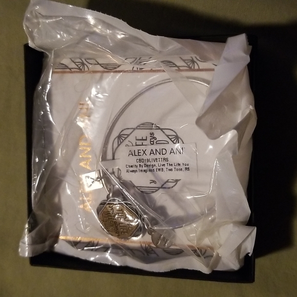 Charm bracelet - Picture 2 of 6